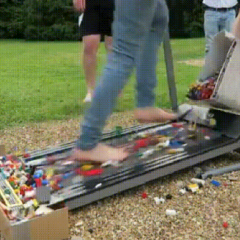 Τρέχοντας σε διάδρομο με κομμάτια Lego